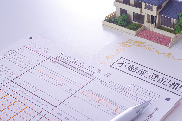 名義が亡くなった方のままだと売ることも貸すこともできません